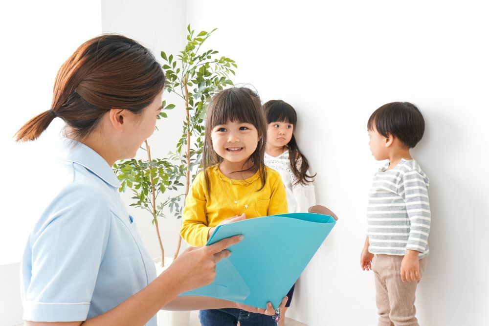 スタッフと子どもが話している写真